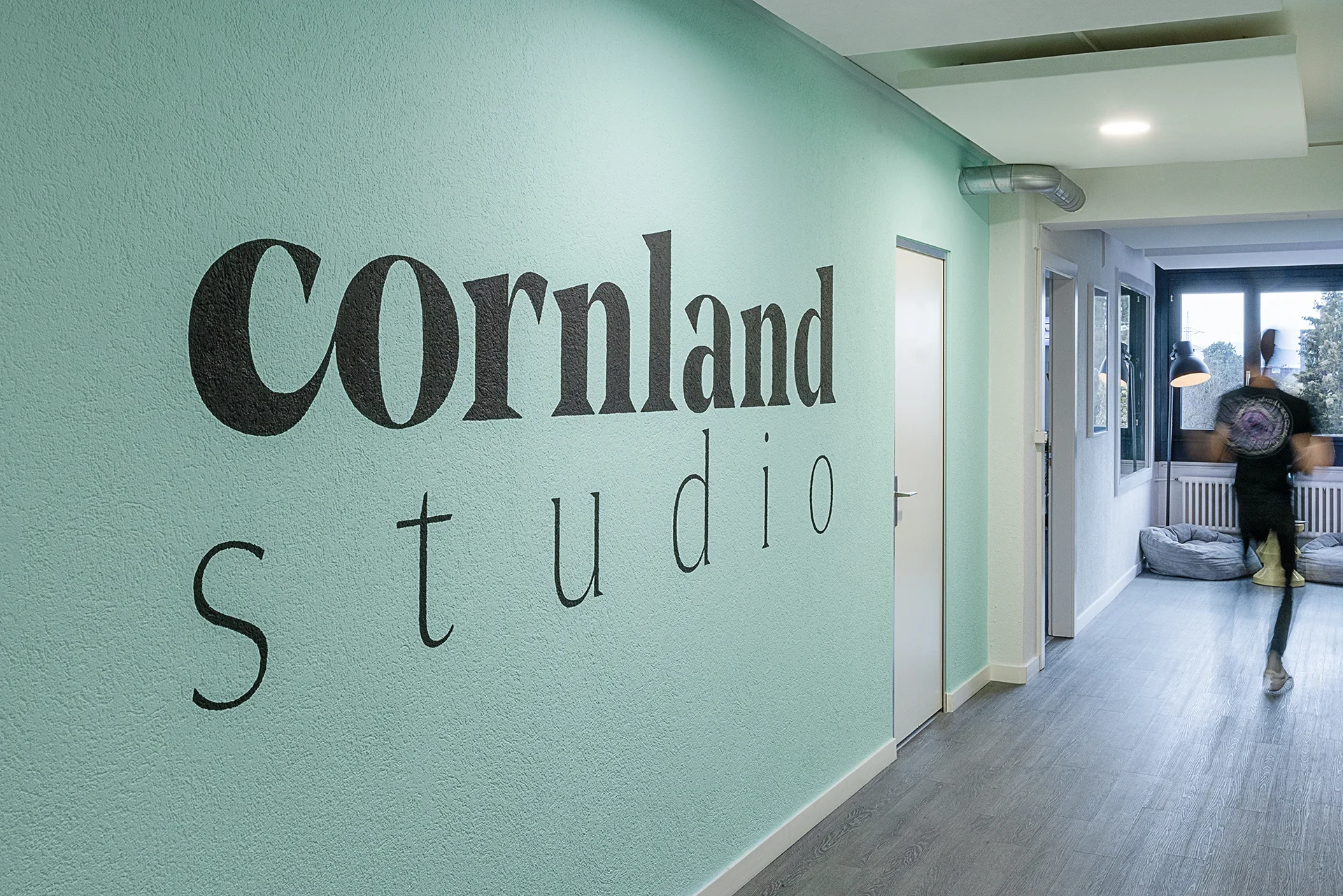 Cornland Studio - logo Cornland Studio peint sur un mur du studio