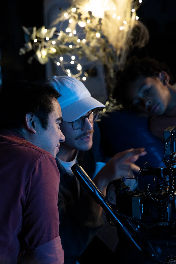 Cornland Studio - Deux réalisateurs et un enfant acteurs regardent un moniteur vidéo