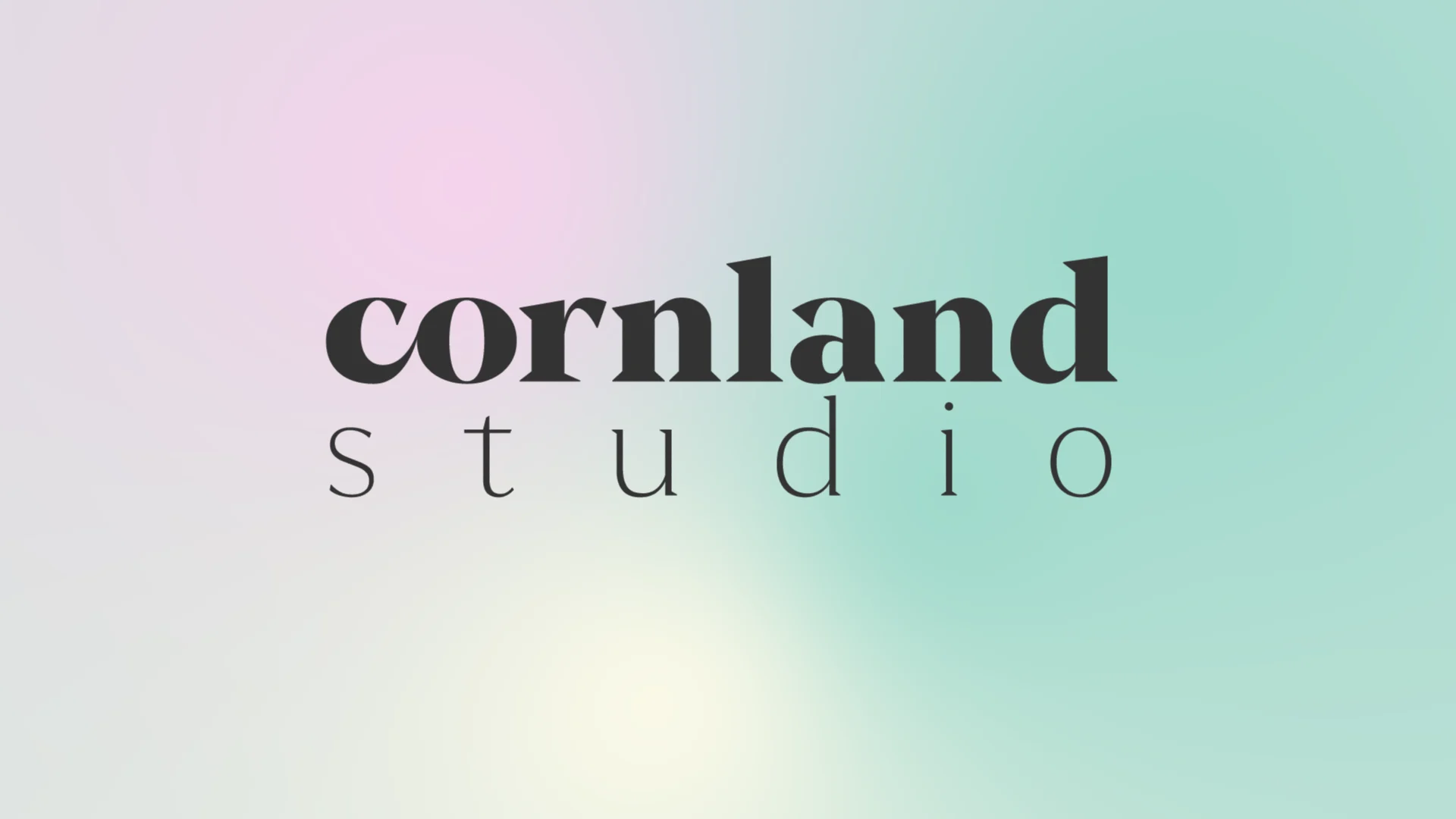 Cornland Studio - logo Cornland Studio sur un fond pastel dégradé