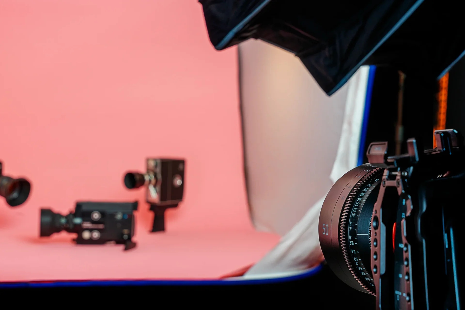 Cornland Studio - Vue d'ensemble d'une caméra lors d'un shooting produit dans un studio vidéo