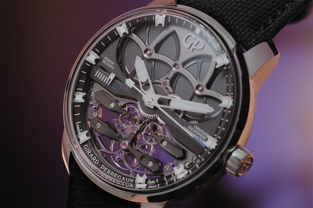 Cornland Studio - gros plan d'une montre sur fond violet