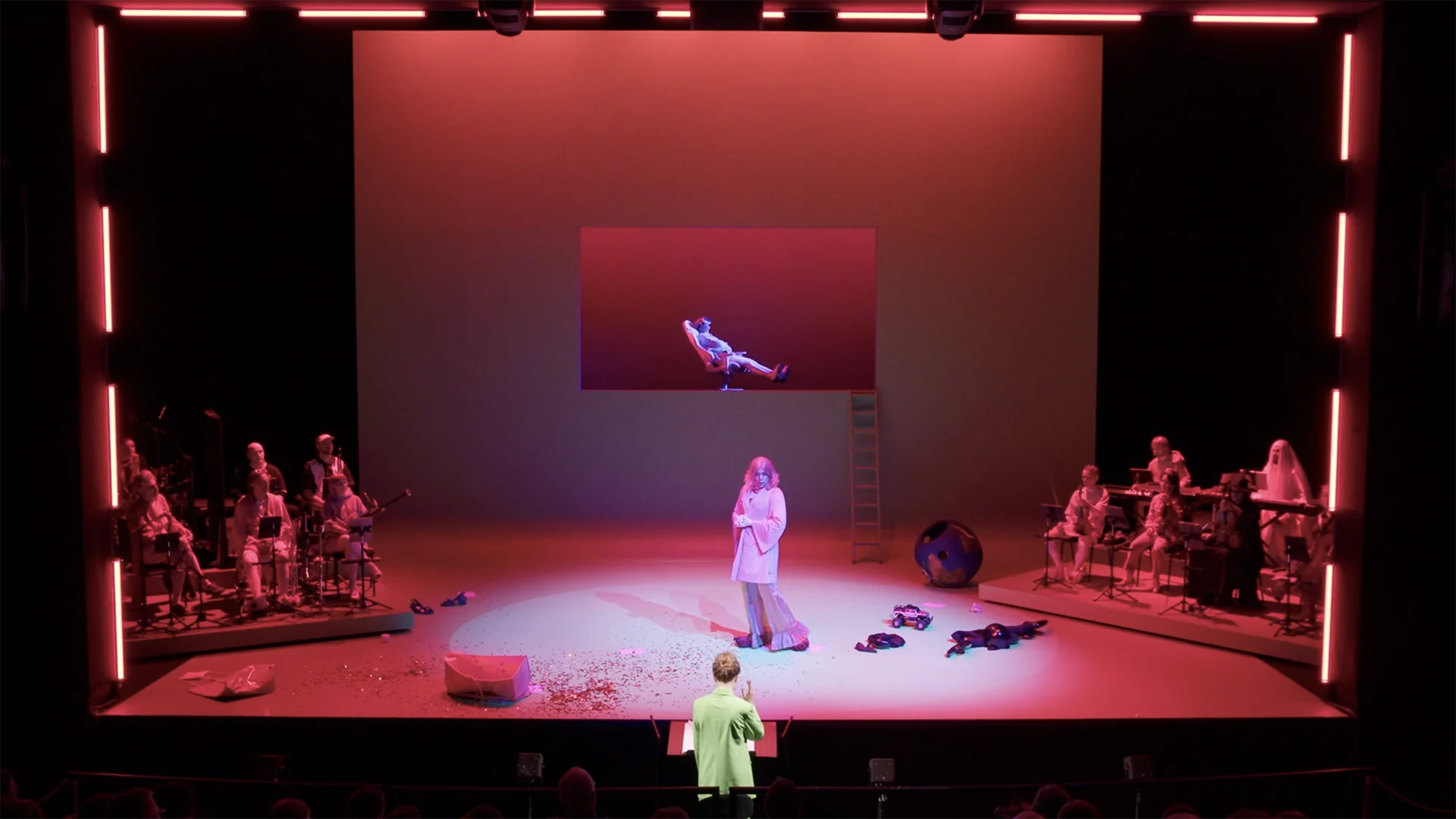 Cornland Studio - Vue d'ensemble d'une scène de théâtre éclairée par des lumières roses